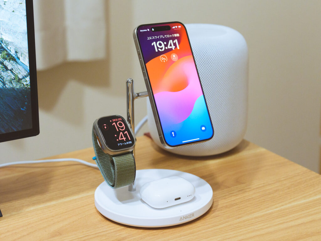 Anker MagGo Wireless Charging Station (3-in-1 Stand)でiPhone、Apple Watch、AirPodsをワイヤレス充電している様子