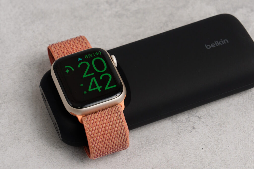 Belkin BoostCharge Pro 2-in-1モバイルバッテリー 10000mAhでApple Watch Series 9を充電している様子