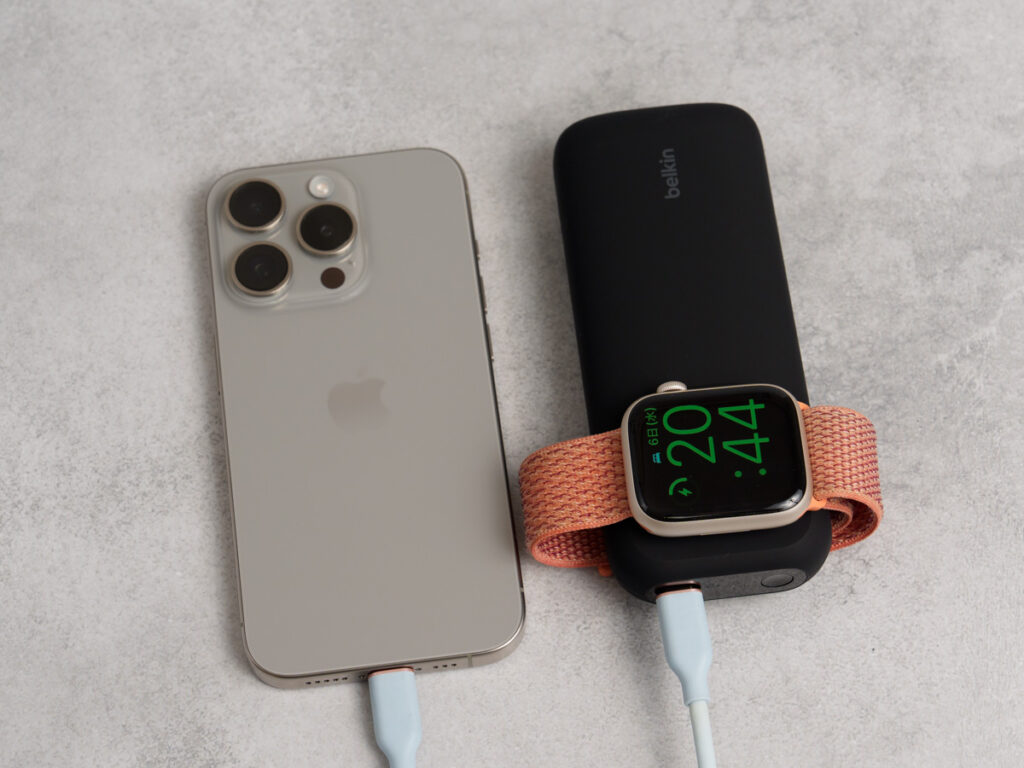 Anker MagGo Wireless Charging Station (Foldable 3-in-1)でiPhoneとApple Watchを同時に充電している様子