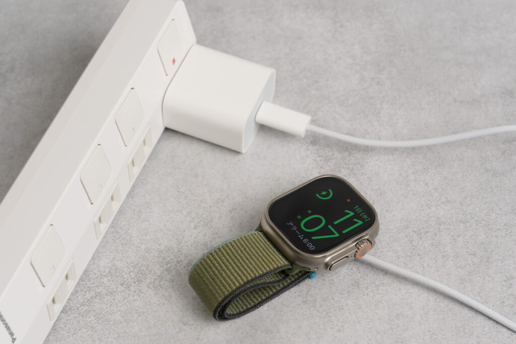 Apple純正 Apple Watch磁気高速充電 - USB-CケーブルでApple Watch Ultraを充電している様子