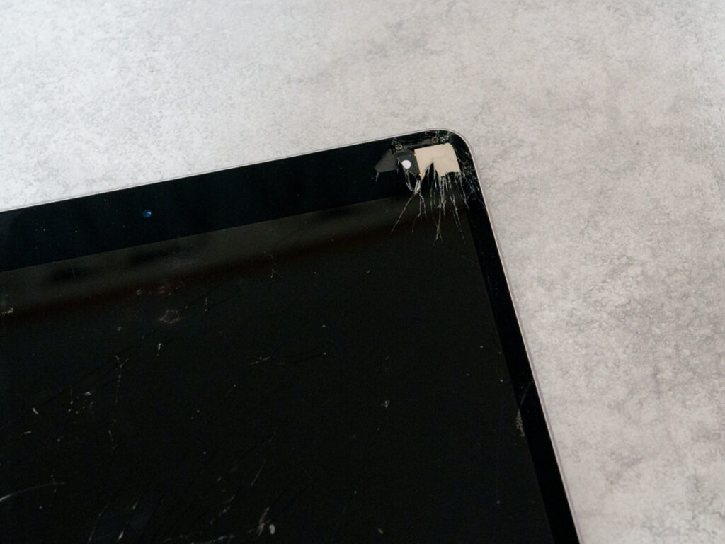 iPadのディスプレイが損傷している様子