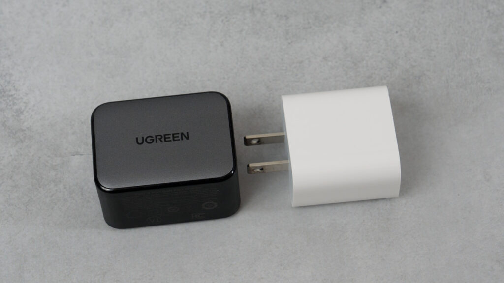 UGREEN NexodeX 65WとApple 20W USB-C電源アダプタのサイズ比較
