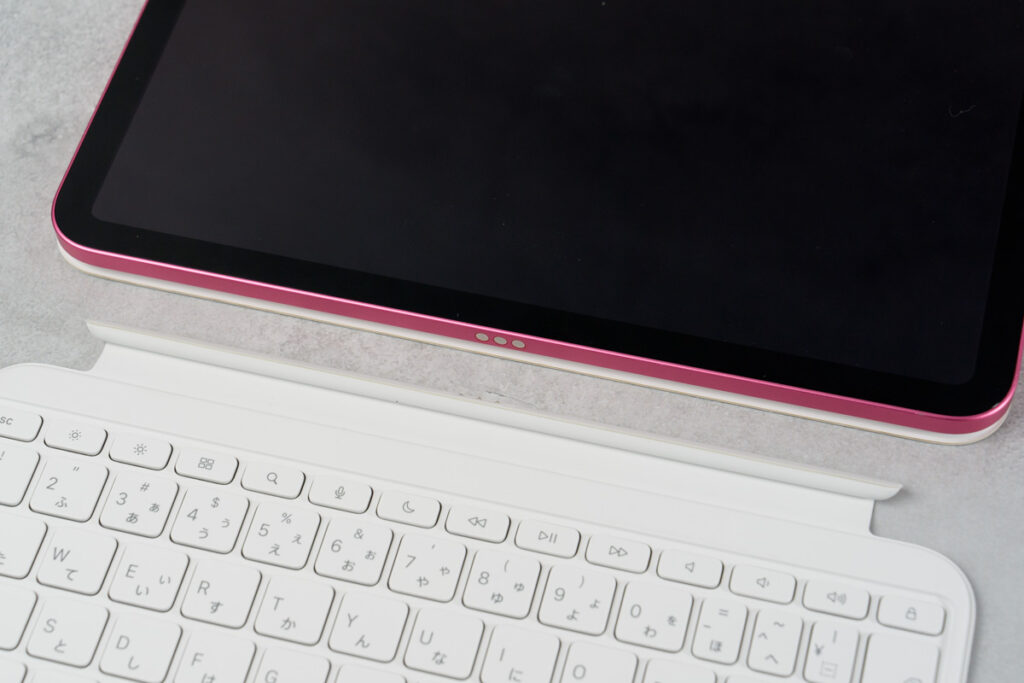 iPad（第10世代）用Magic Keyboardのキーボードを分離挿せている様子