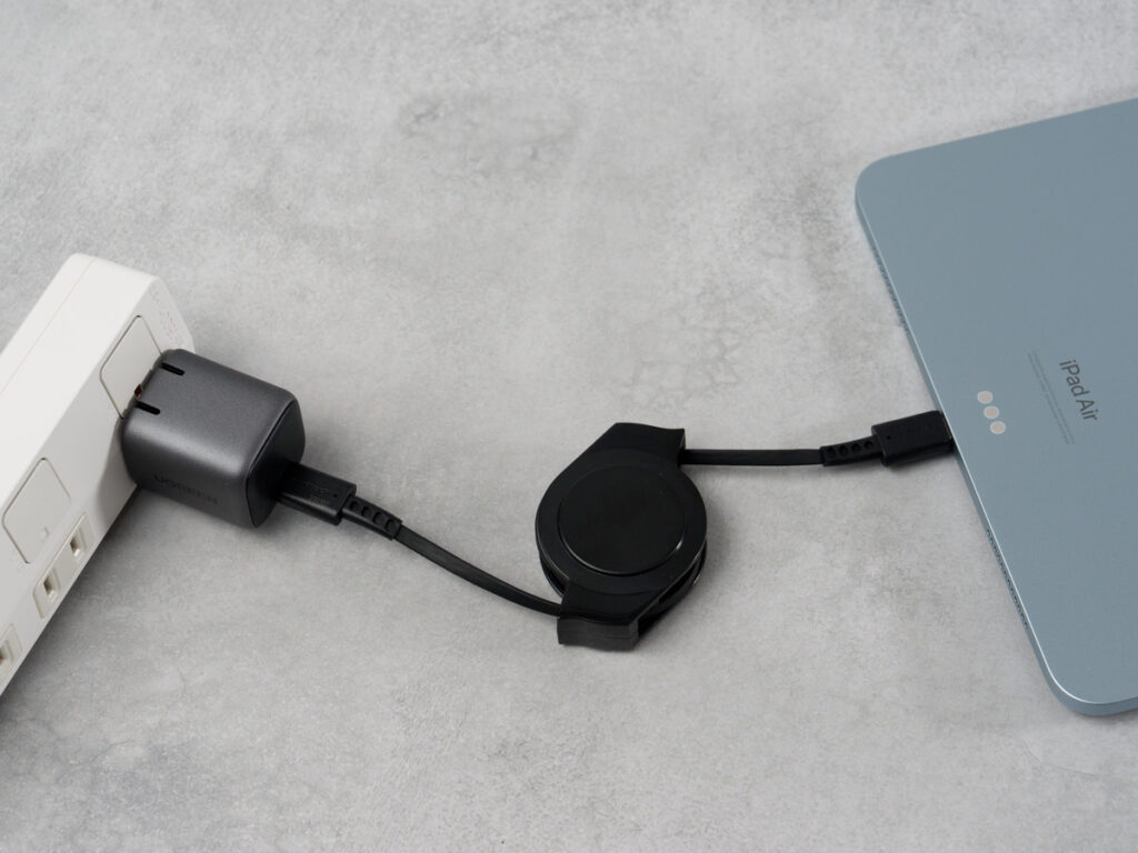 オウルテック 巻き取り式USB-Cケーブルを使用して11インチiPad Air（M2）を充電している様子