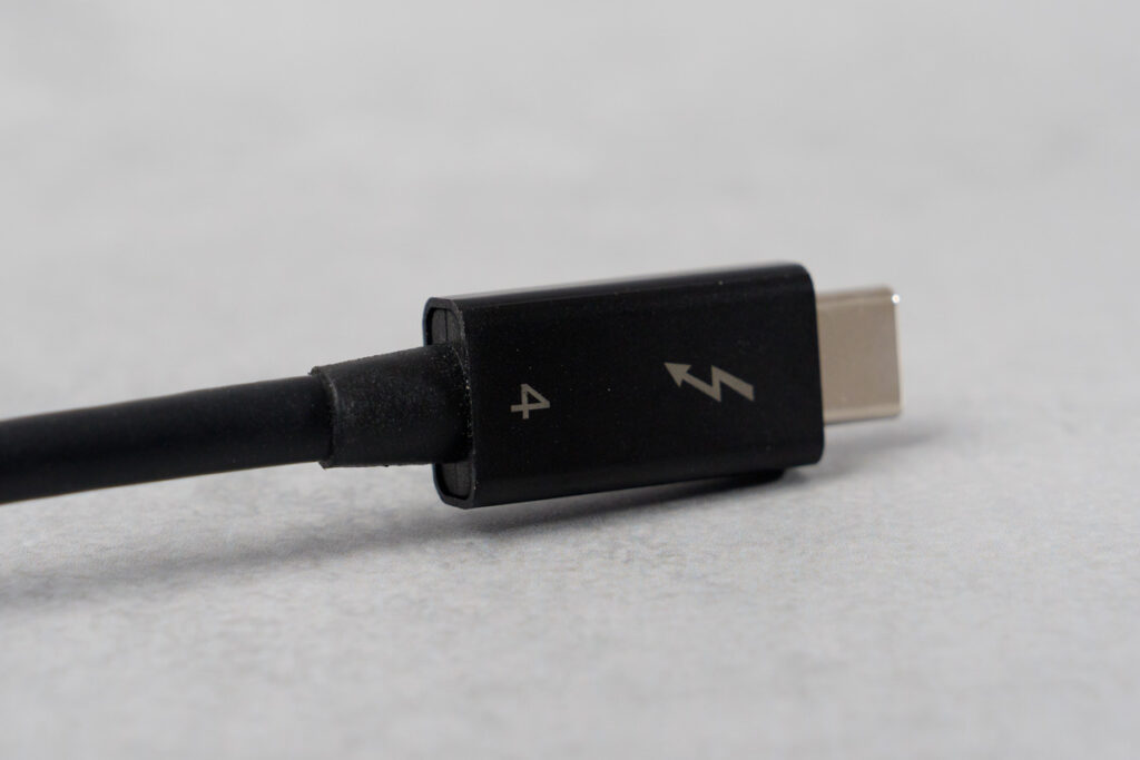 Anker USB-C & USB-C Thunderbolt 4 100W ケーブルのコネクタ部分のアップ