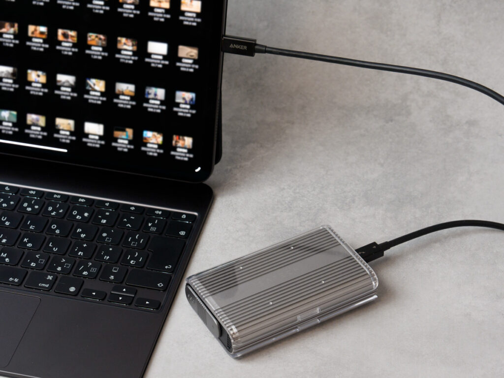 Anker USB-C & USB-C Thunderbolt 4 100W ケーブルで12.9インチiPad Pro（M4）とM.2 SSDエンクロージャを接続している様子