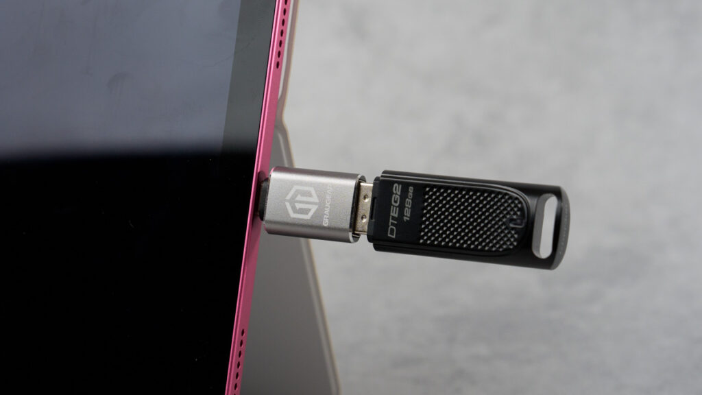 GRAUGEAR USB 3.2対応USB-C to AアダプタをiPad（第10世代）に接続している様子