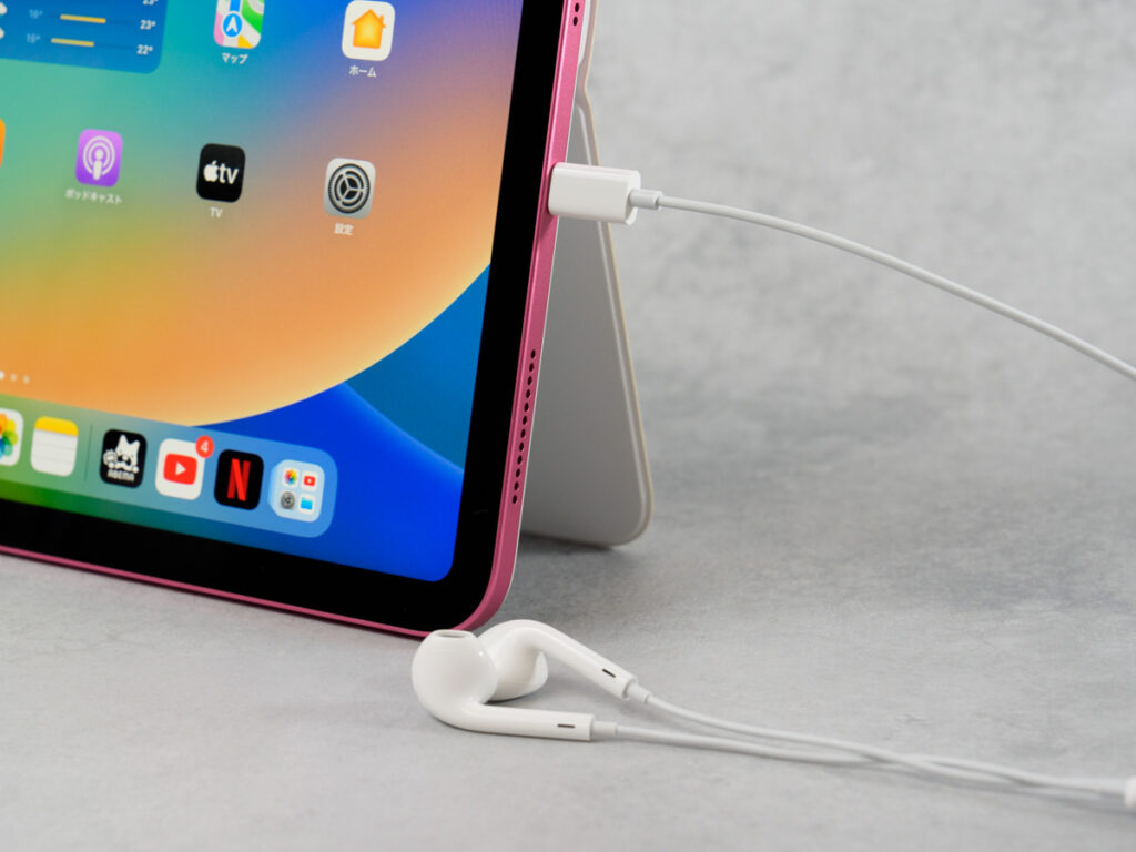 Apple EarPods（USB-C）をiPad（第10世代）に接続している様子