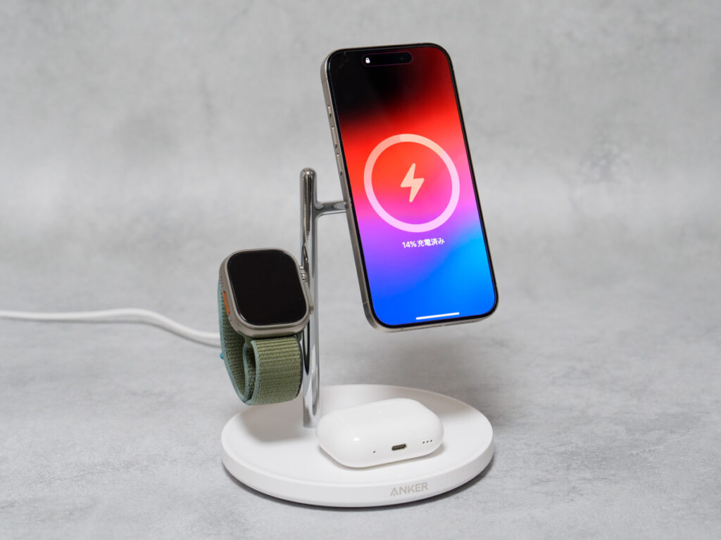 Anker MagGo Wireless Charging Station (3-in-1 Stand)でiPhone、Apple Watch、AirPodsを同時充電している様子