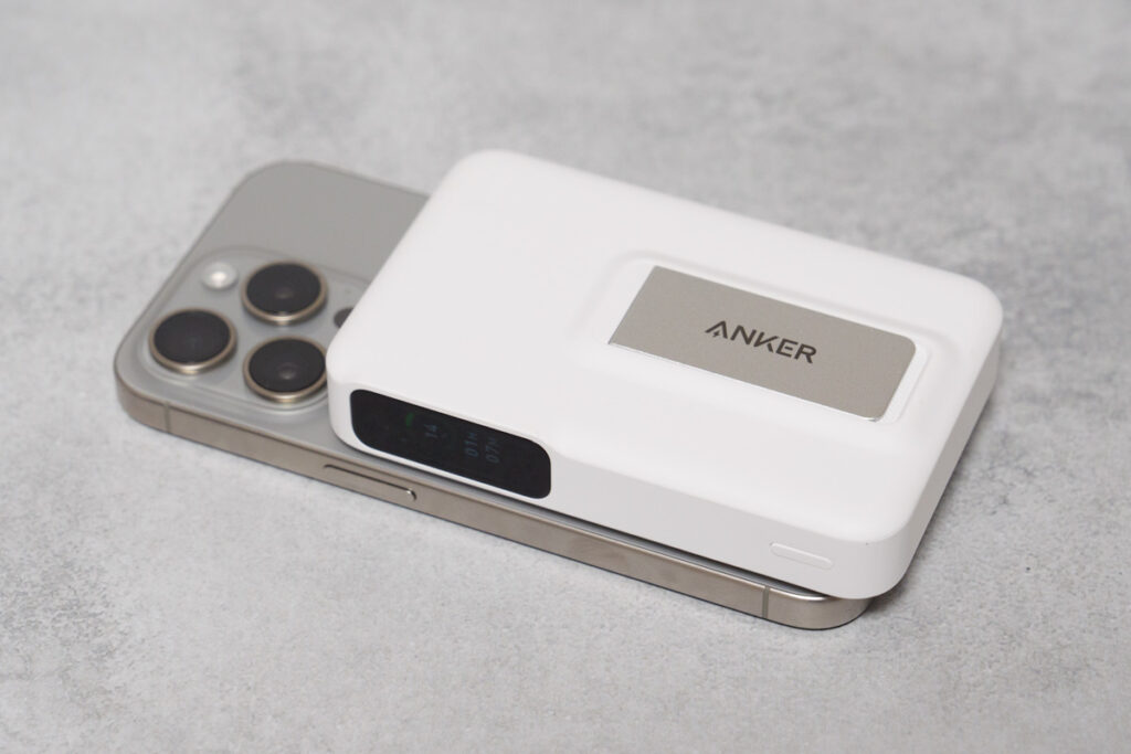 Anker MagGo Power Bank (10000mAh)でiPhone 15 Proをワイヤレス充電している様子