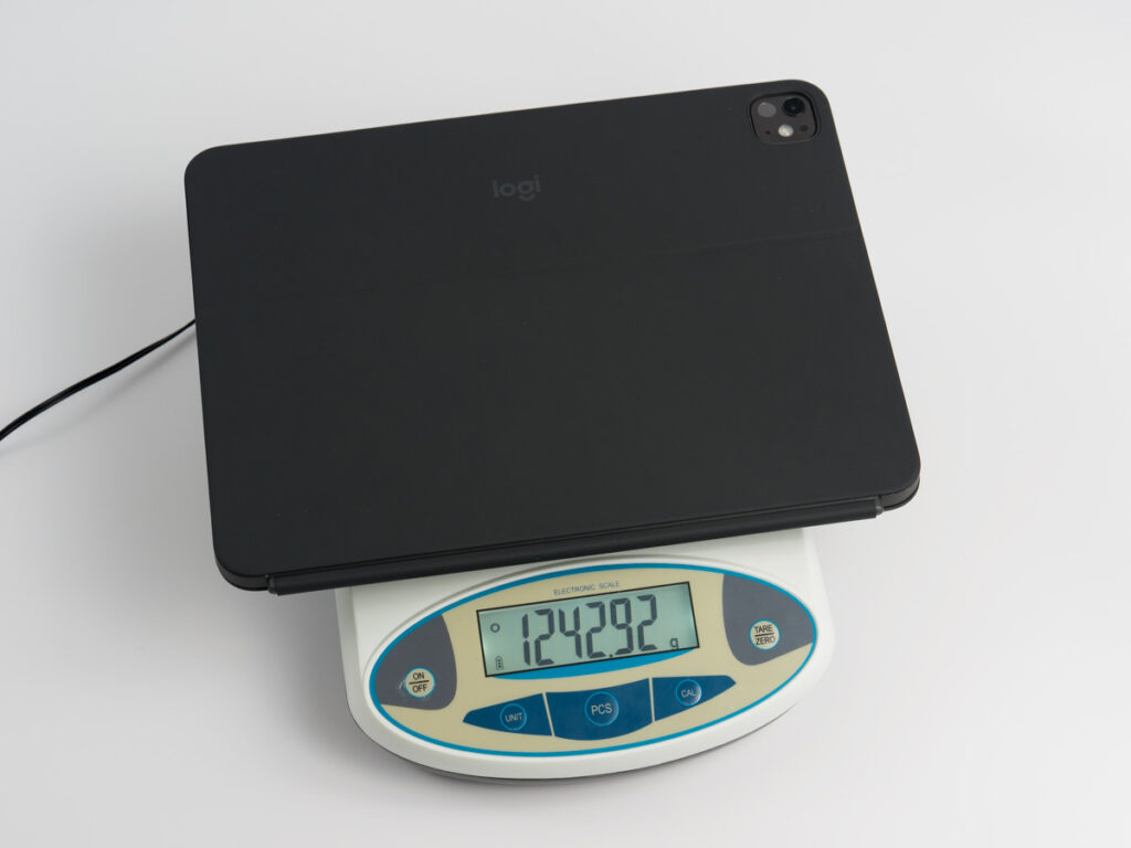 13インチiPad Pro（M4）とLogicool Combo Touch Keyboard Caseの合計重量を計測している様子