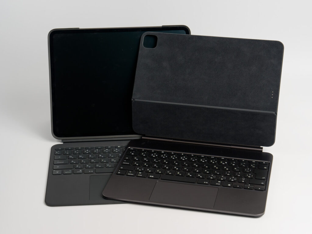 iPad Pro（M4）用Logicool Combo Touch Keyboard CaseとMagic Keyboardを並べている様子