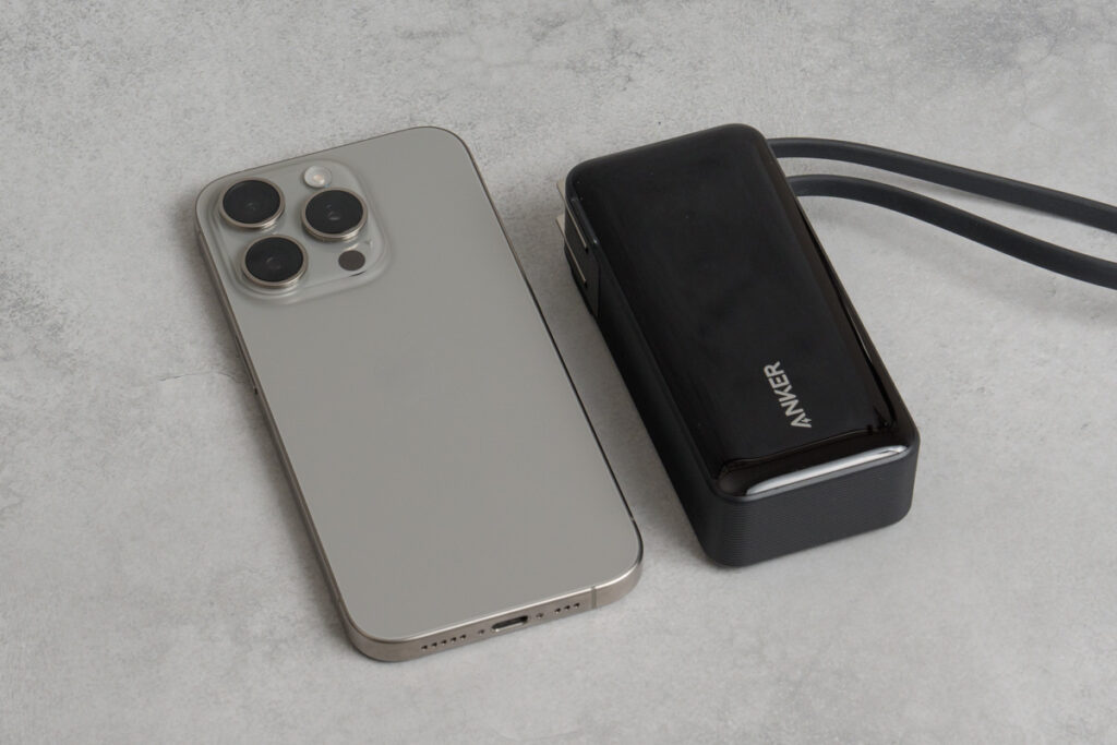 Anker Power Bank (10000mAh, Fusion, Built-In USB-C ケーブル)とiPhone 15 Proとのサイズ比較