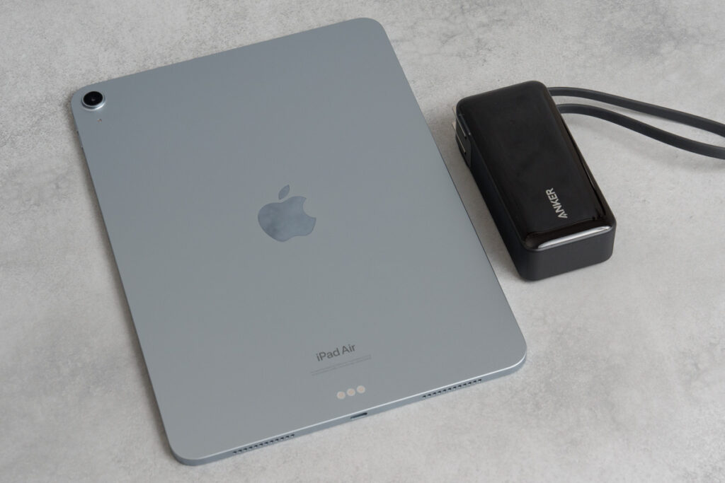 Anker Power Bank (10000mAh, Fusion, Built-In USB-C ケーブル)と11インチiPad Air（M2）とのサイズ比較