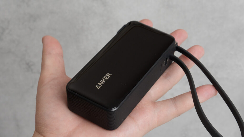 Anker Power Bank (10000mAh, Fusion, Built-In USB-C ケーブル)を手のひらに乗せている様子