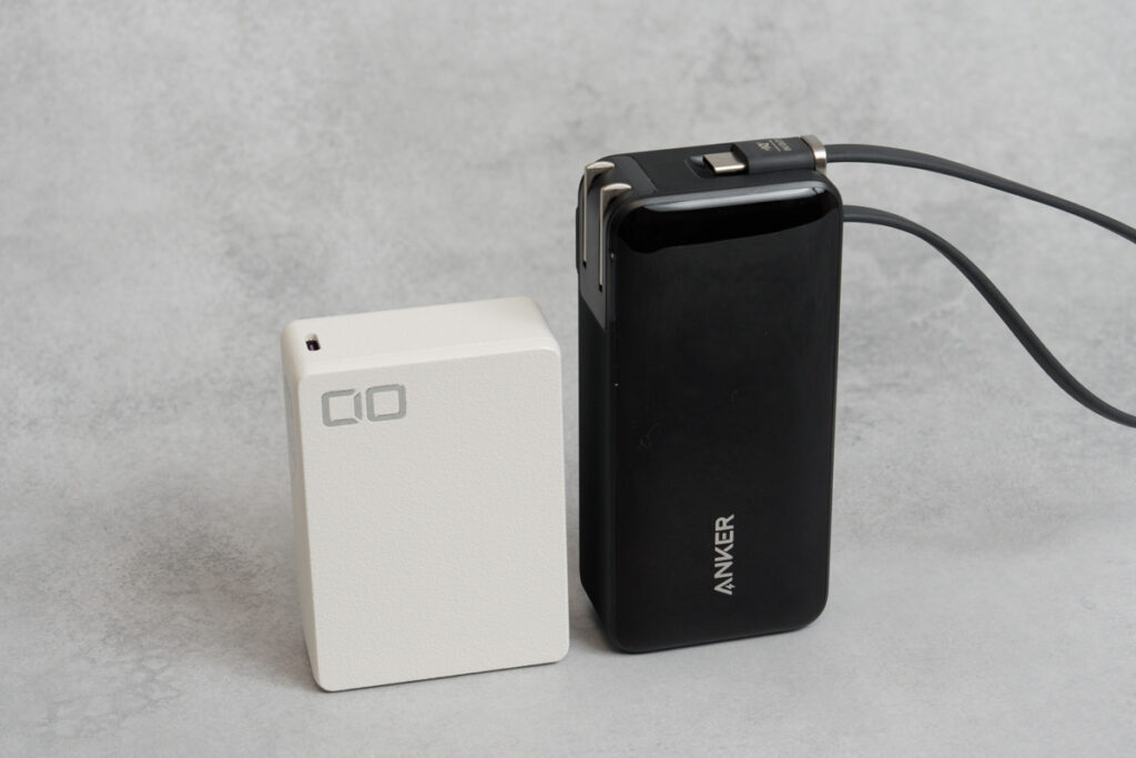 Anker Power Bank (10000mAh, Fusion, Built-In USB-C ケーブル)とCIO SMARTCOBY Pro 30W 2Cとのサイズ比較