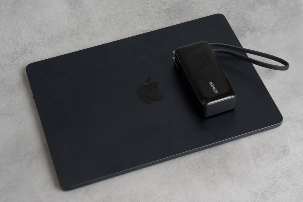 Anker Power Bank (10000mAh, Fusion, Built-In USB-C ケーブル)と13インチMacBook Air（M2）とのサイズ比較