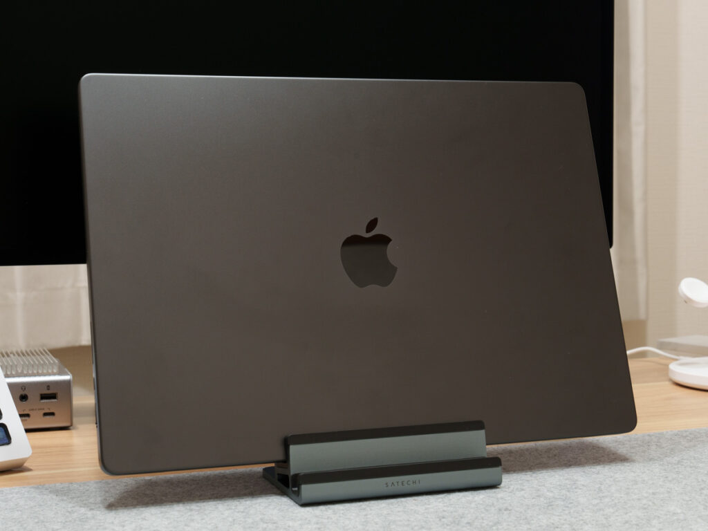 Satechi デュアル バーティカルアルミニウムスタンドに16インチMacBook Proを挿している様子