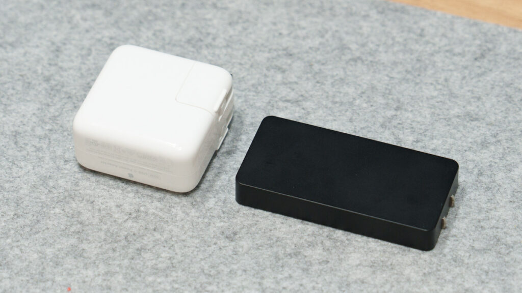 オウルテック ウルトラスリムAC充電器とApple 30W USB-C電源アダプタのサイズ比較