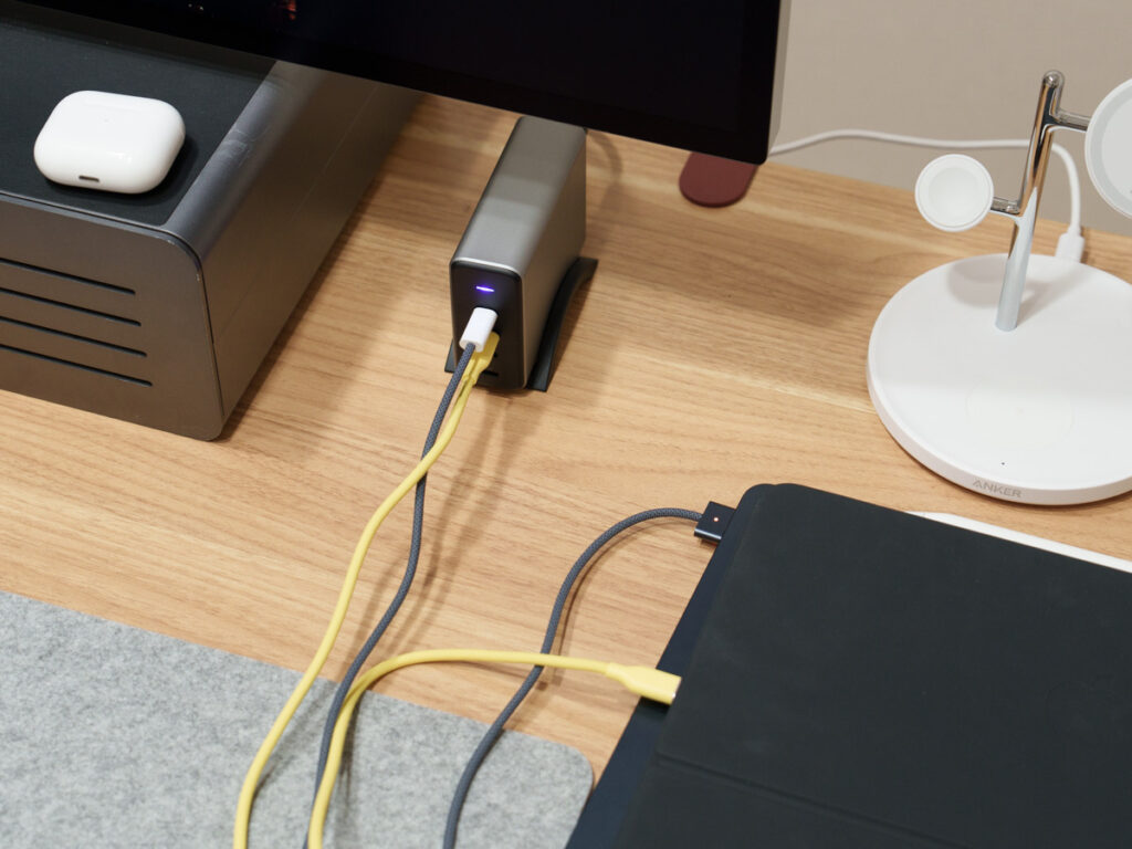Satechi 165W USB-C 4-Port PD GaN Chargerで13インチMacBook Airと13インチiPad Proを同時充電している様子