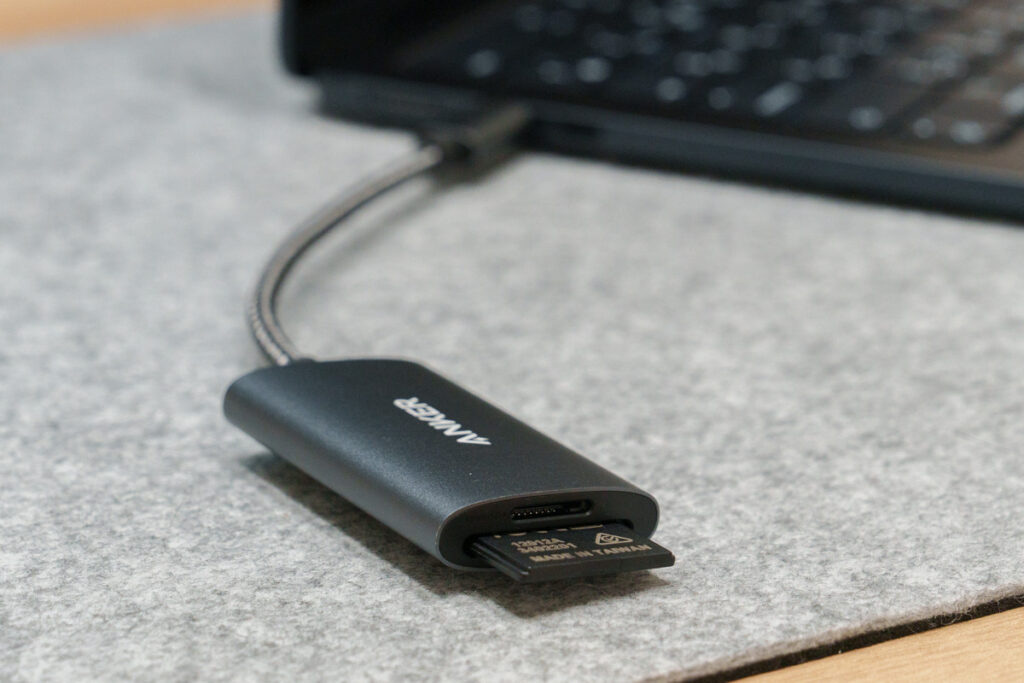 Anker USB-C PowerExpand 2-in-1 SD 4.0 カードリーダーと13インチMacBook Airを接続している様子