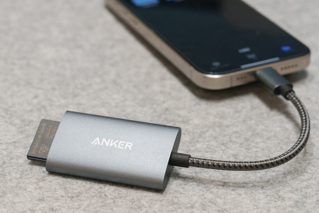 Anker USB-C PowerExpand 2-in-1 SD 4.0 カードリーダーをiPhone 15 Proに接続している様子