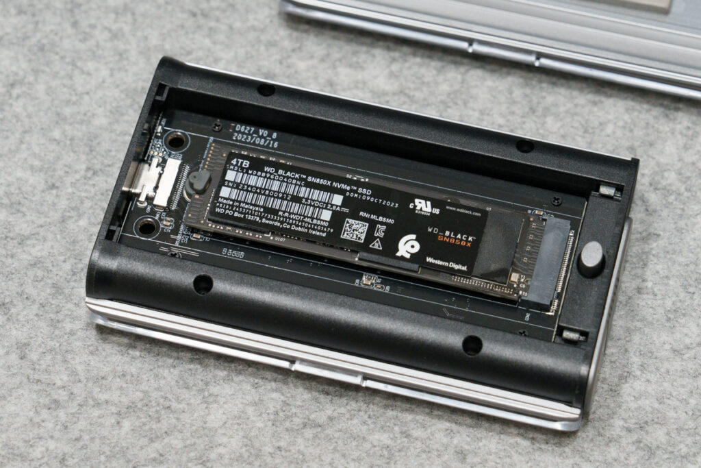 Satechi USB4 M.2 NVMe SSD ProエンクロージャーにM.2 SSDをセットしている様子