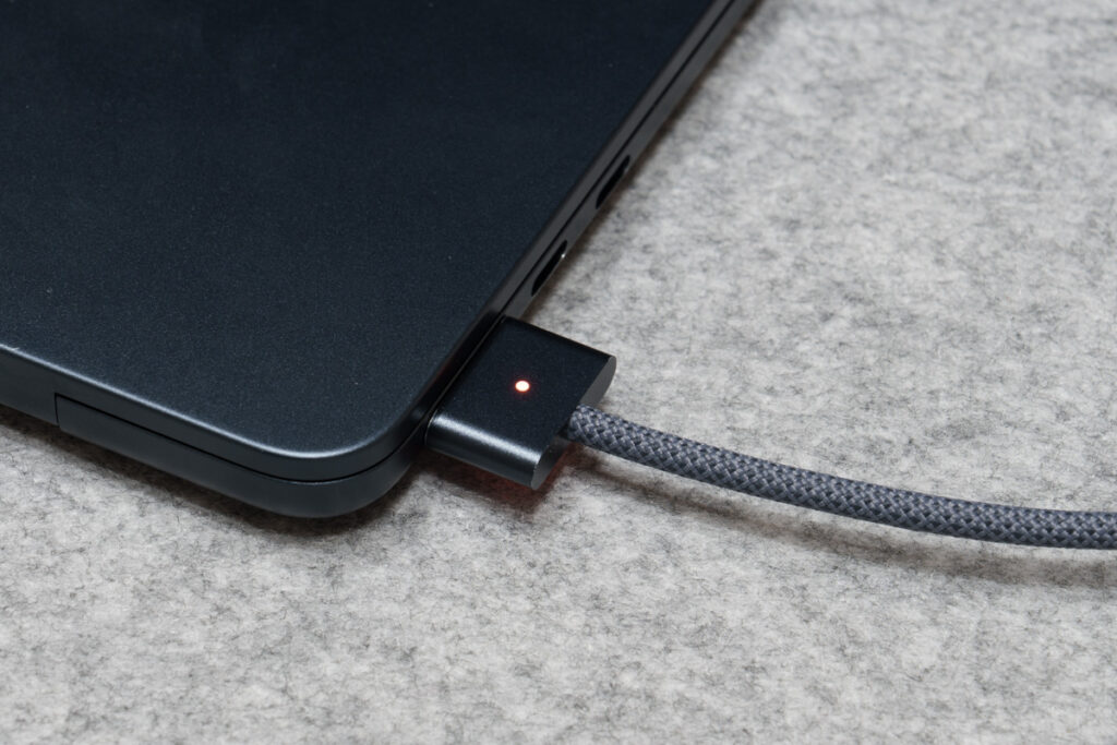 Apple USB-C - MagSafe 3ケーブルのLEDランプ