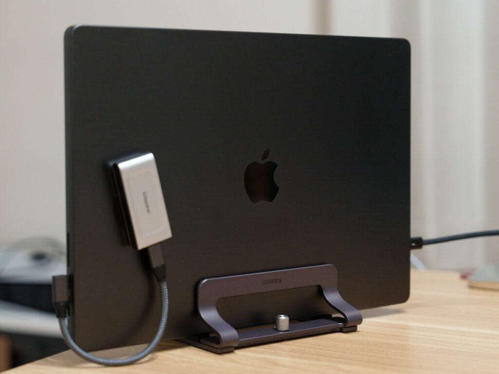 MacBookのクラムシェルモードで縦置きスタンドを活用している様子