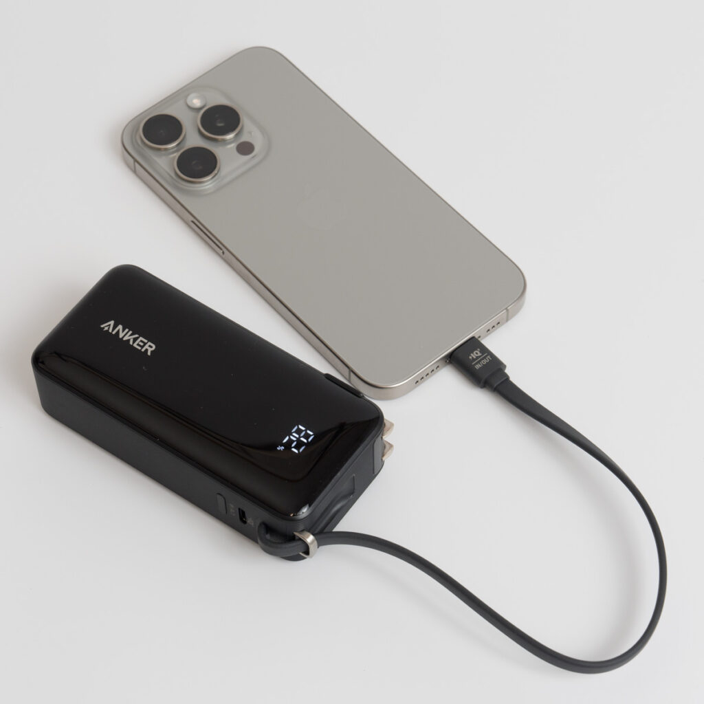 Anker Power Bank (10000mAh, Fusion, Built-In USB-C ケーブル)でモバイルバッテリーとしてiPhone 15 Proを充電している様子