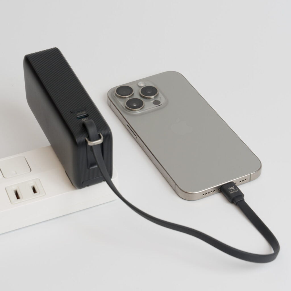 Anker Power Bank (10000mAh, Fusion, Built-In USB-C ケーブル)で充電器としてiPhone 15 Proを充電している様子