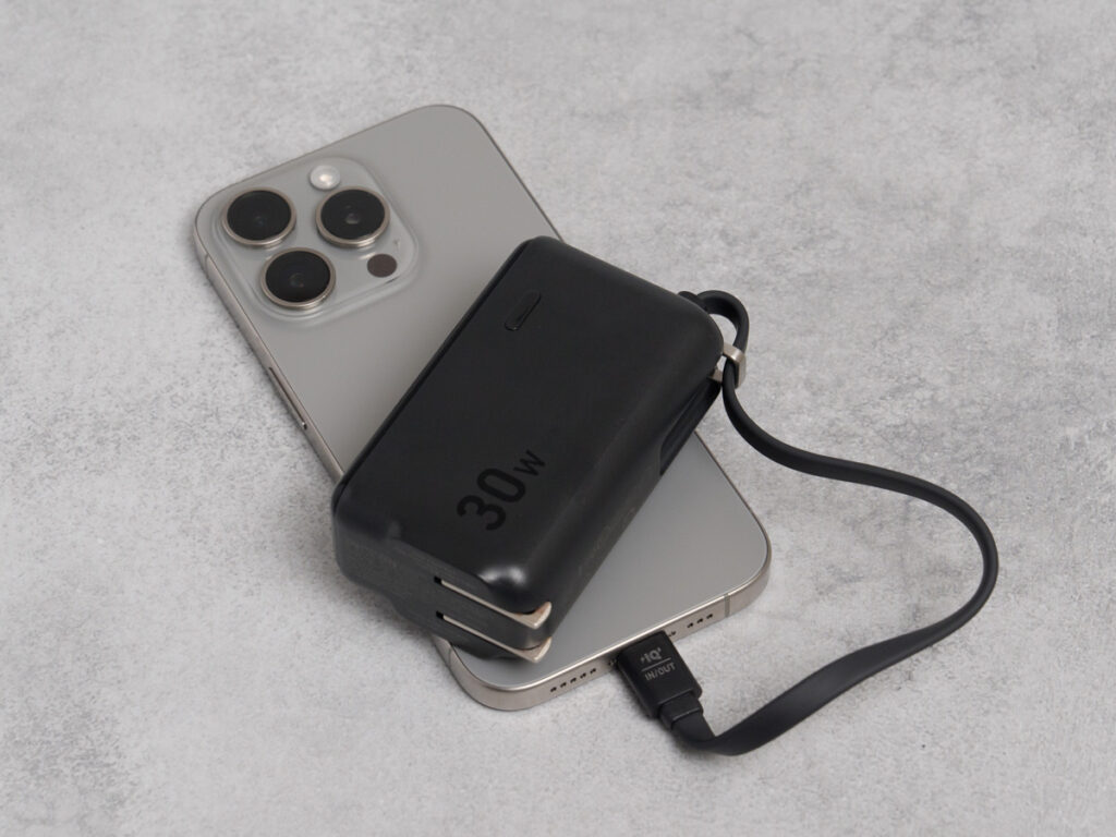 Anker Power Bank (30W, Fusion, Built-In USB-C ケーブル)でiPhone 15 Proを充電している様子（モバイルバッテリーとして）