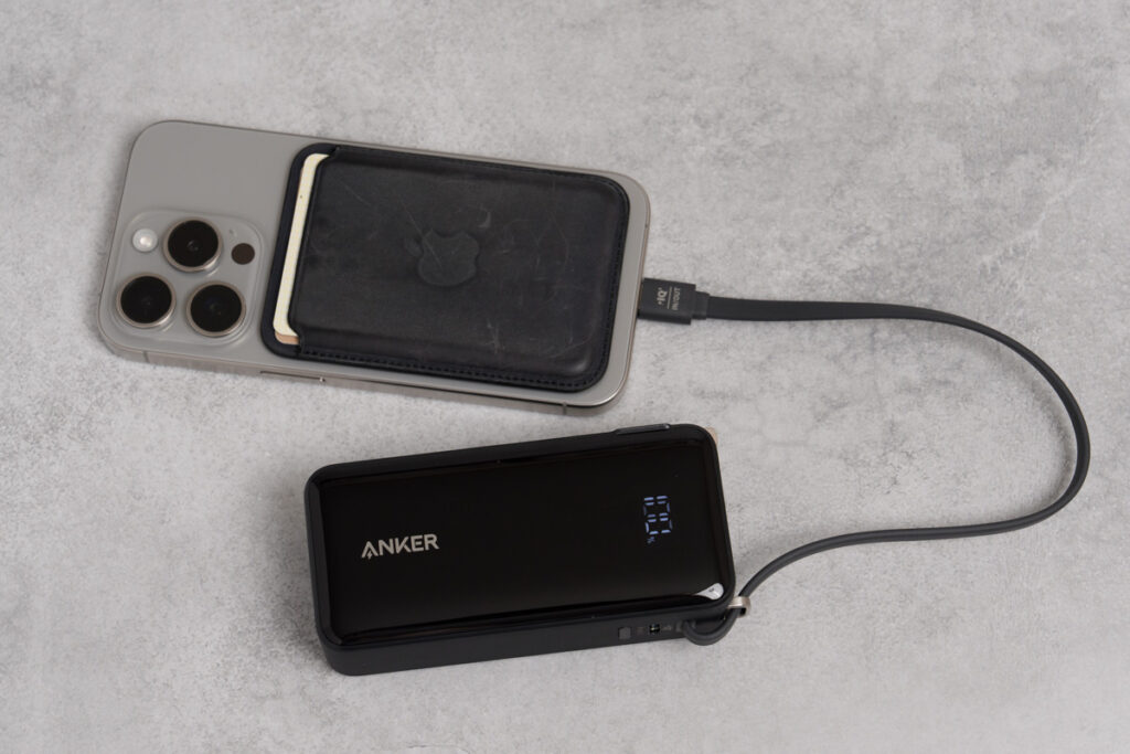 Anker Power Bank (10000mAh, Fusion, Built-In USB-C ケーブル)でiPhone 15 Proを充電している様子