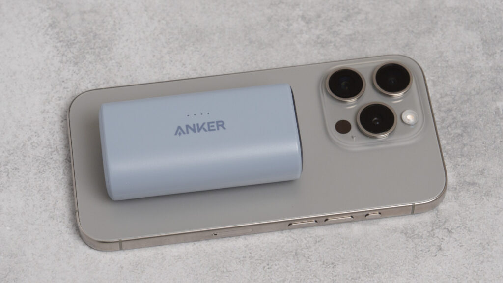 Anker Nano Power Bank (22.5W, Built-In USB-C Connector)とiPhone 15 Proのサイズ比較