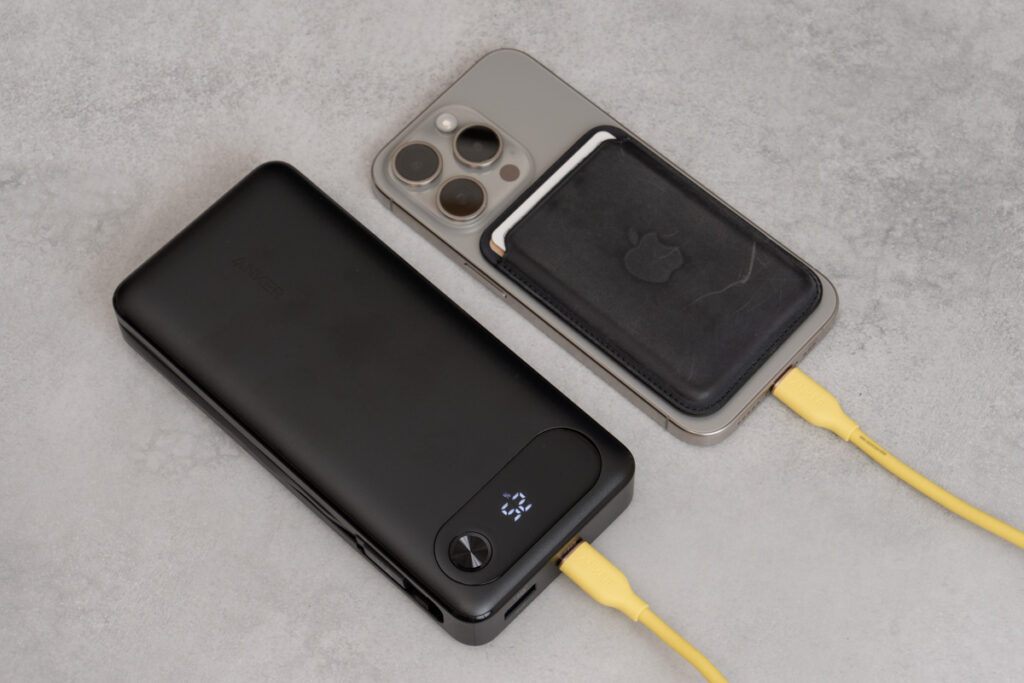 Anker Power Bank (20000mAh, 87W, Built-In USB-C ケーブル)でiPhone 15 Proを充電している様子