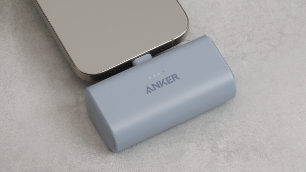 Anker Nano Power Bank (22.5W, Built-In USB-C Connector)でiPhone 15 Proを充電している様子