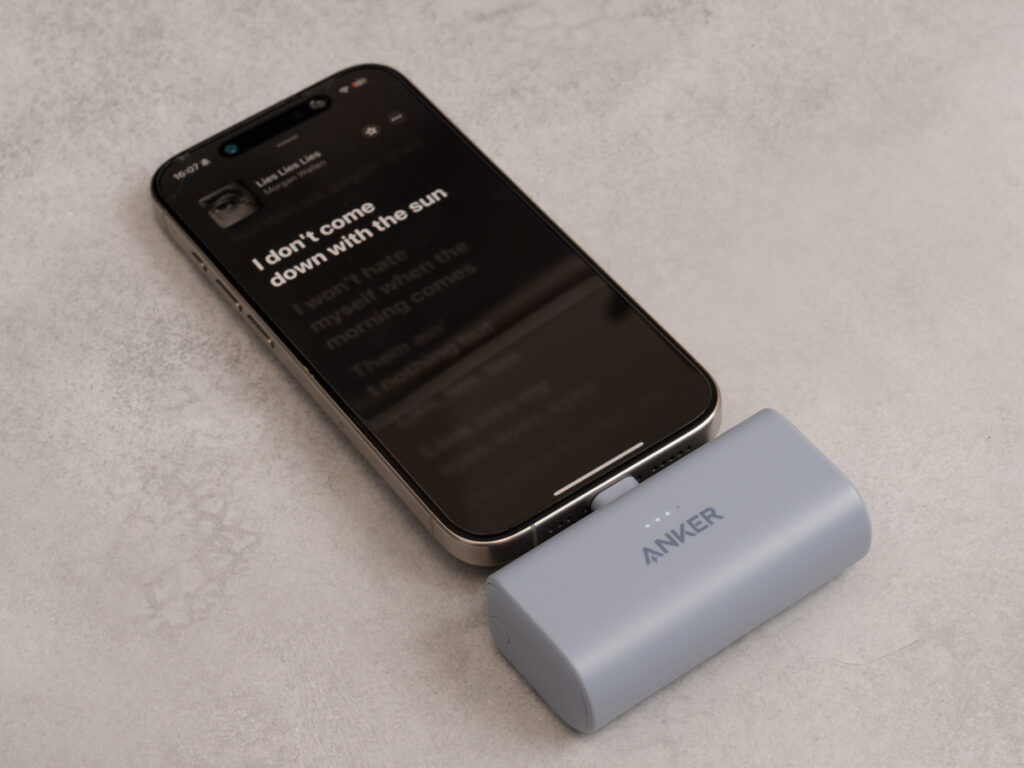Anker Nano Power Bank (22.5W, Built-In USB-C Connector)でiPhone 15 Proを充電している様子