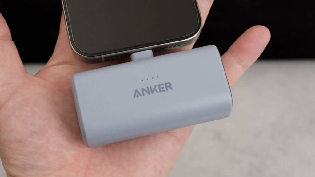 Anker Nano Power Bank (22.5W, Built-In USB-C Connector)を手持ちで充電している様子
