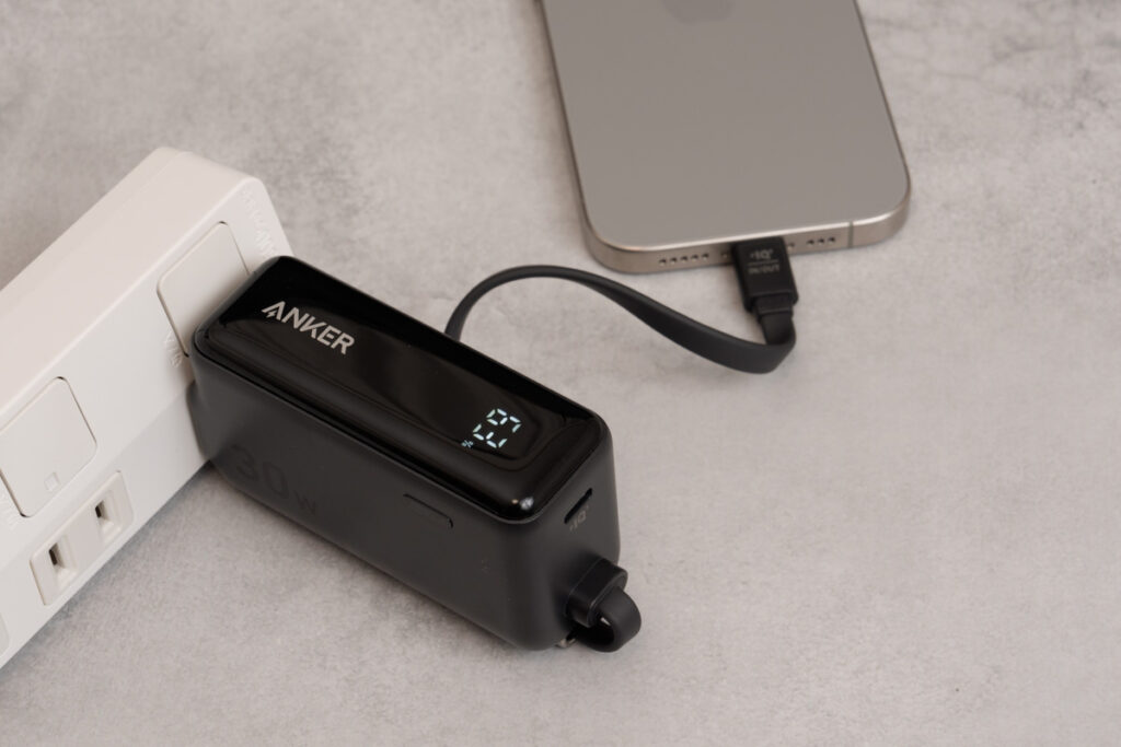 Anker Power Bank (30W, Fusion, Built-In USB-C ケーブル)でiPhone 15 Proを充電（充電器として）