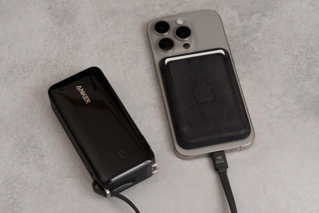 Anker Power Bank (10000mAh, Fusion, Built-In USB-C ケーブル)をモバイルバッテリーとしてiPhone 15 Proを充電