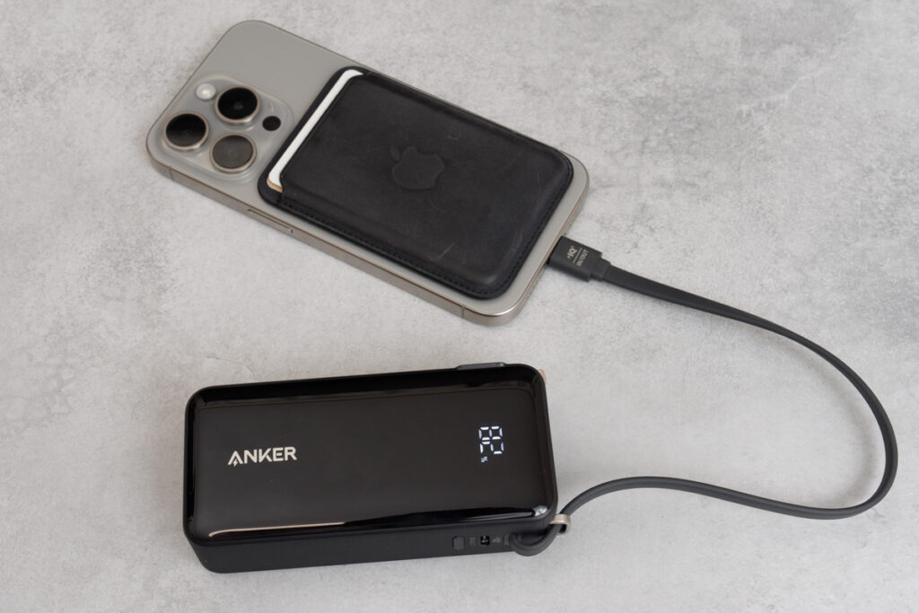 Anker Power Bank (10000mAh, Fusion, Built-In USB-C ケーブル)でiPhone 15 Proを充電（モバイルバッテリーとして）