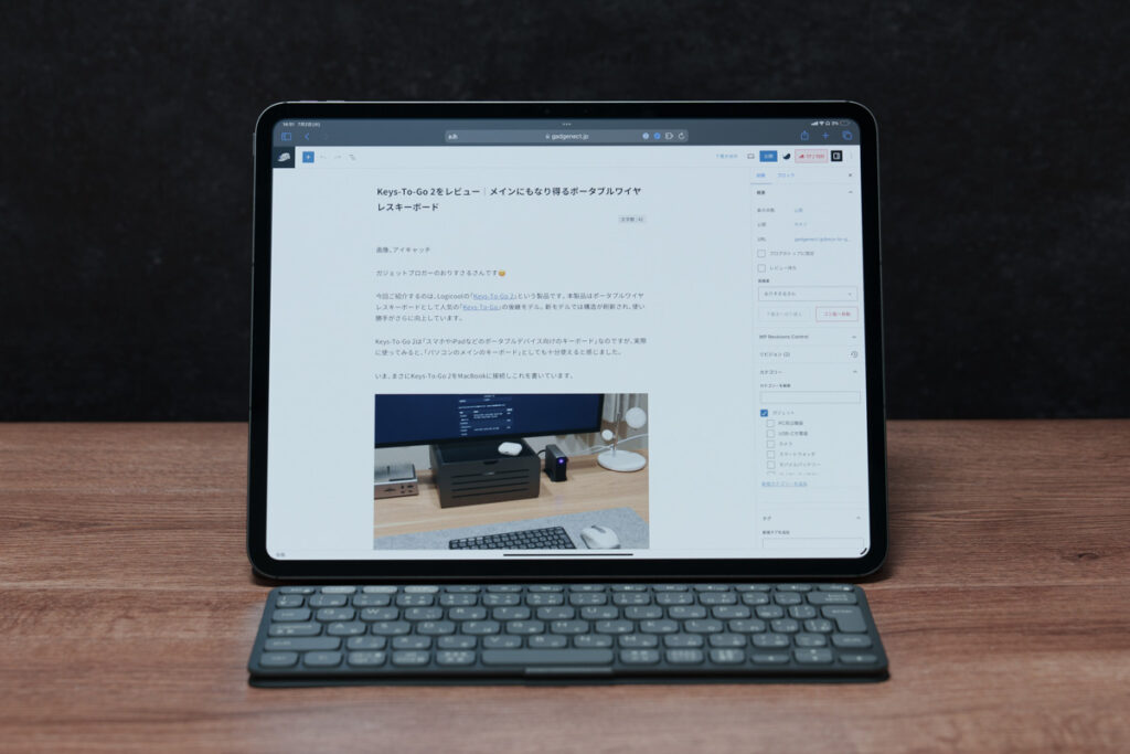 Keys-To-Go 2を13インチiPad Pro（M4）に接続している様子