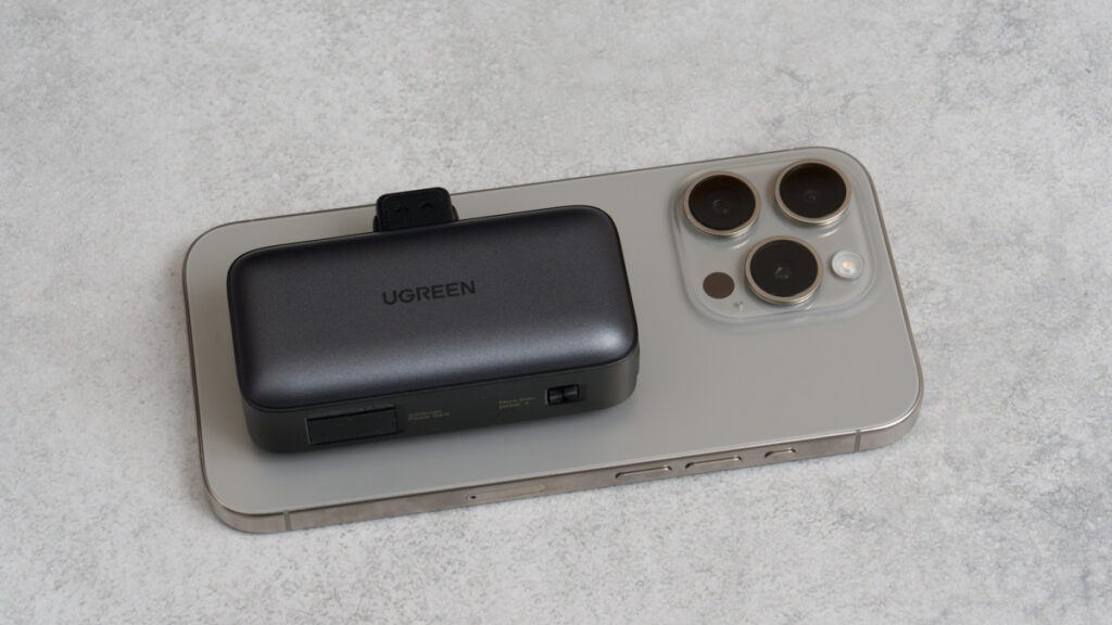 UGREEN Built-In USB-Cコネクター モバイルバッテリー（PB503）とiPhone 15 Proのサイズ比較