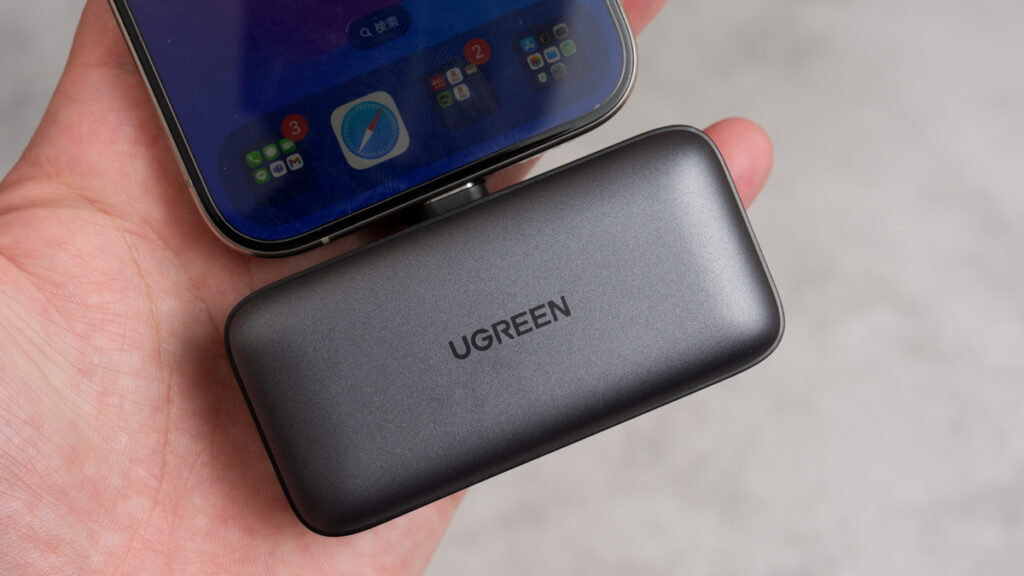 UGREEN Built-In USB-Cコネクター モバイルバッテリー（PB503）で充電しながら手持ち操作ししている様子