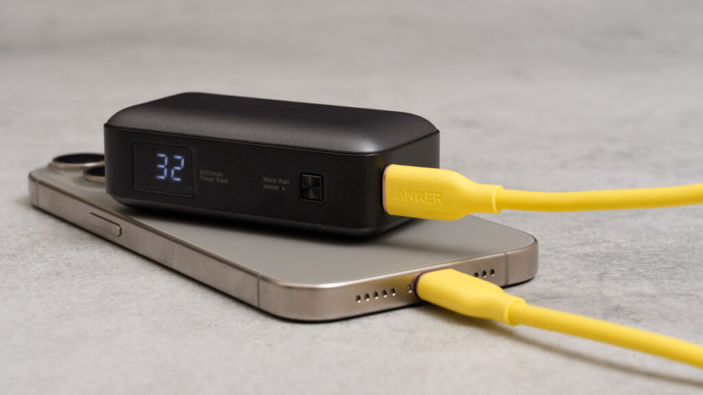 UGREEN Built-In USB-Cコネクター モバイルバッテリー（PB503）のUSB-CポートでiPhone 15 Proを充電している様子