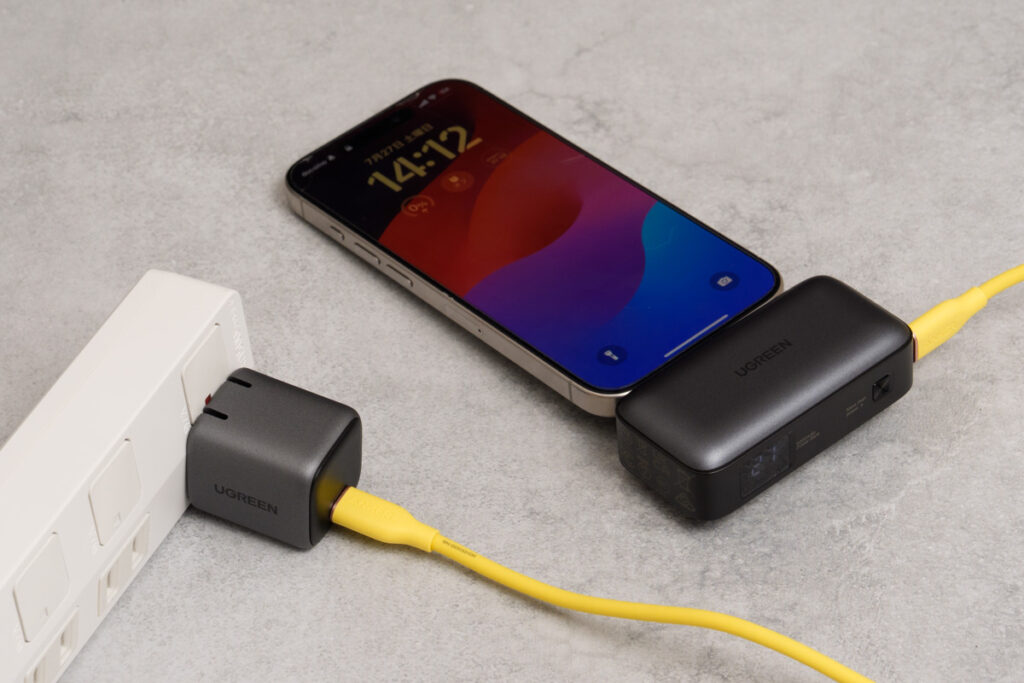 UGREEN Built-In USB-Cコネクター モバイルバッテリー（PB503）でiPhone 15 Proをパススルー充電している様子