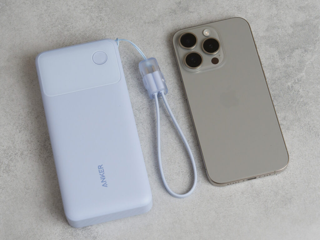 Anker Power Bank (20000mAh, 30W)とiPhone 15 Proとのサイズ比較