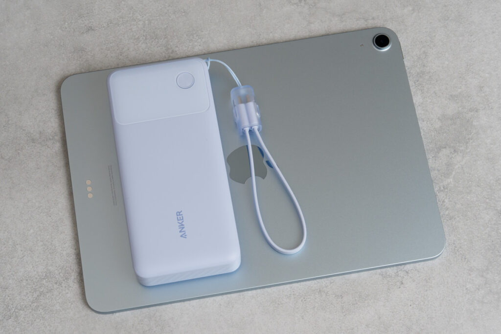 Anker Power Bank (20000mAh, 30W)と11インチMacBook Air（M2）とのサイズ比較