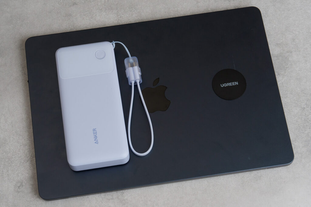 Anker Power Bank (20000mAh, 30W)と13インチMacBook Air（M2）とのサイズ比較