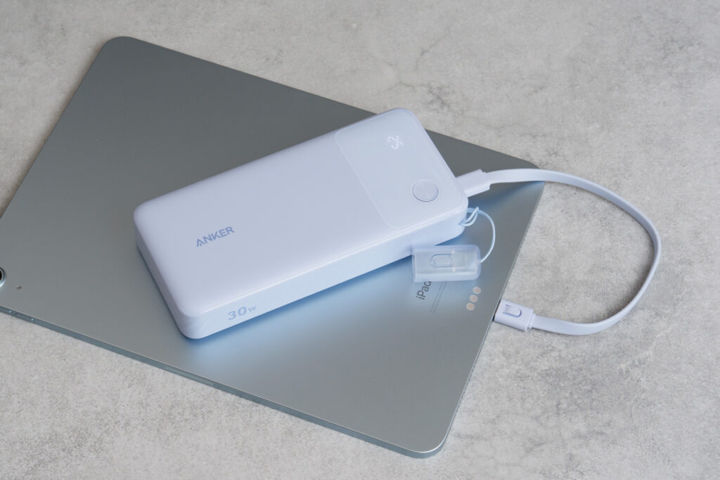 Anker Power Bank (20000mAh, 30W)で11インチiPad Air（M2）を充電している様子